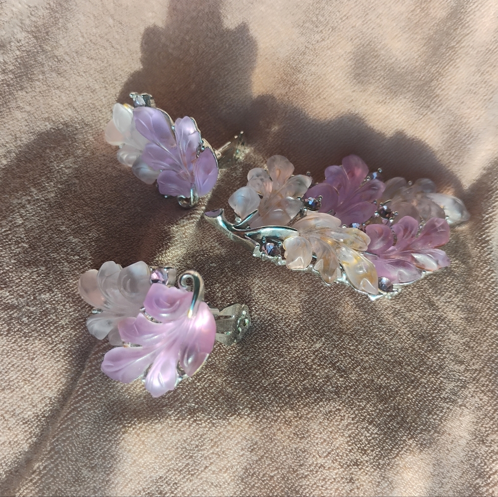 Lisner 1950's Signed Pink Molded Lucite Clip-On Earrings & Brooch (Set Of 3) - Picture 2 of 10